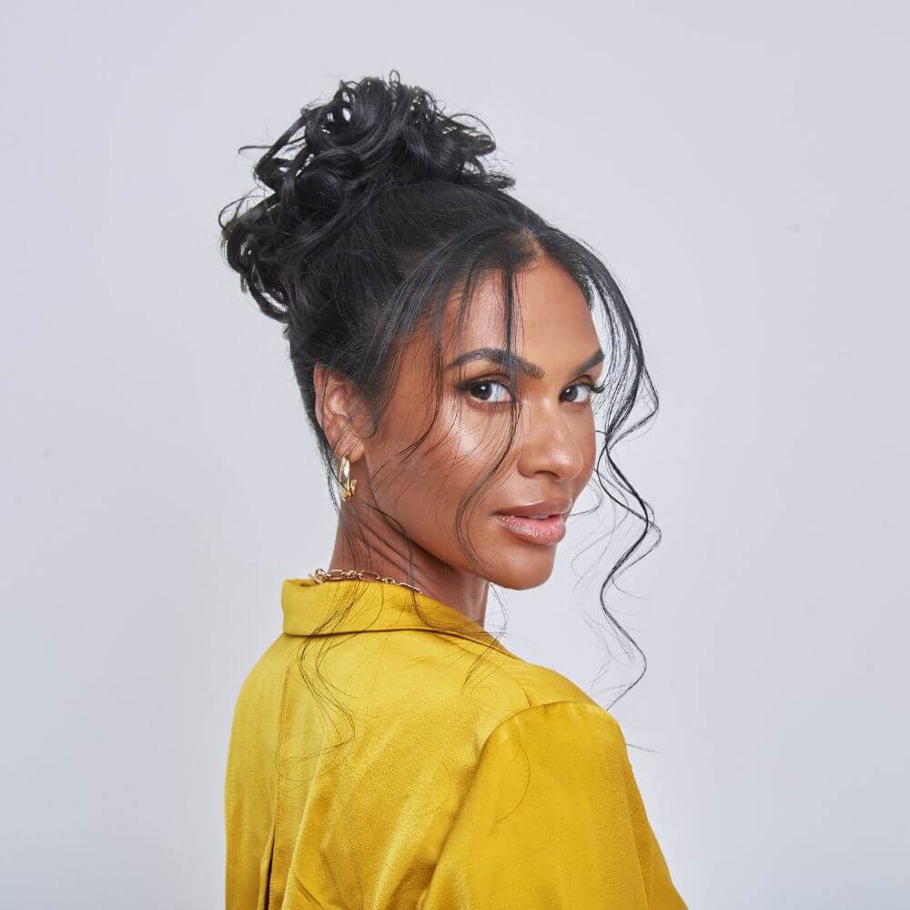 STRANDED HEAT RESISTANT CURLY MESSY BUN